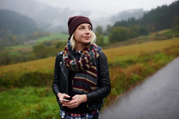 Mulher com telefone celular nas montanhas — Fotografia de Stock