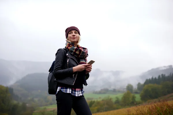 Mulher com telefone celular nas montanhas — Fotografia de Stock