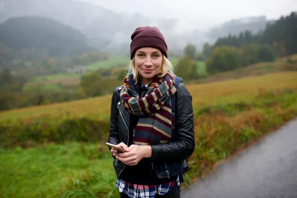 Mulher com telefone celular nas montanhas — Fotografia de Stock