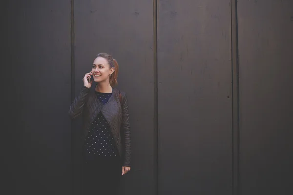 Mujer sosteniendo teléfono celular — Foto de Stock