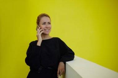 İş kadını cep telefonuyla konuşuyor