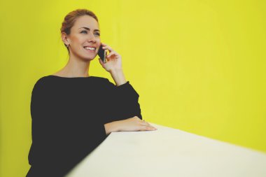 İş kadını cep telefonuyla konuşuyor