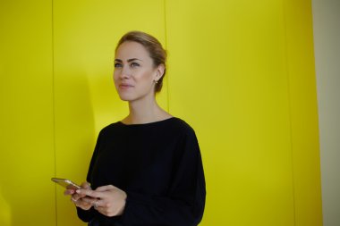 cep telefon kullanan genç kadın