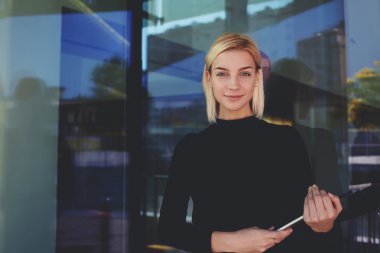 dokunmatik yüzey holding iş kadını