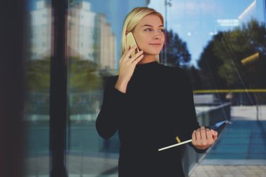 Genç İş Kadını Cep Telefonu Konuşuyor