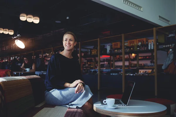 Geschäftsfrau ruht sich mit Netbook aus — Stockfoto