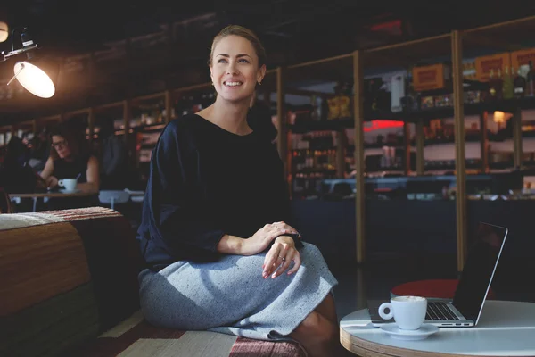 Mujer de negocios descansando con netbook — Foto de Stock