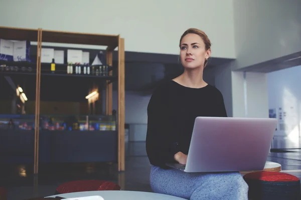 Geschäftsfrau sitzt mit offenem Laptop — Stockfoto
