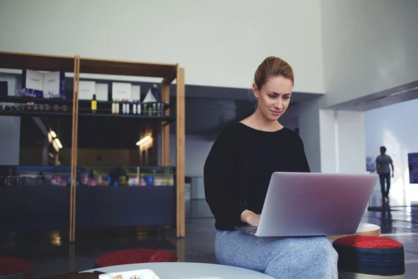 Geschäftsfrau sitzt mit offenem Laptop — Stockfoto