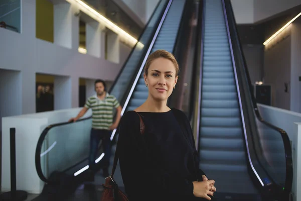 Turistické žena stojící poblíž eskalátor — Stock fotografie