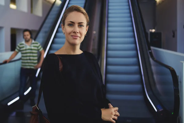 Turista mujer de pie cerca de escaleras mecánicas — Foto de Stock