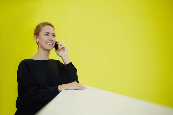 Podnikatelka mluví na mobilním telefonu — Stock fotografie