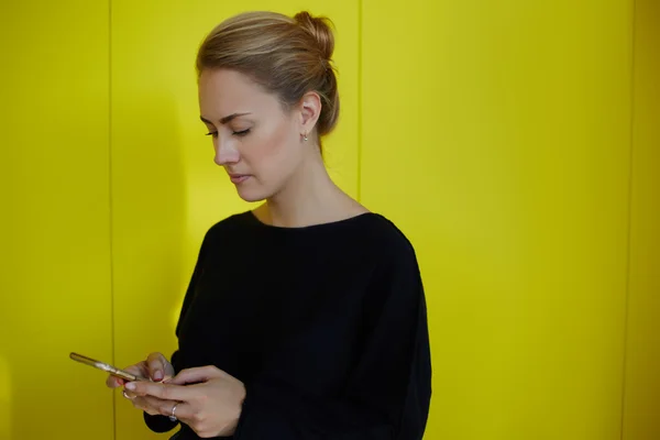 Jonge vrouw met behulp van de telefoon van de cel — Stockfoto