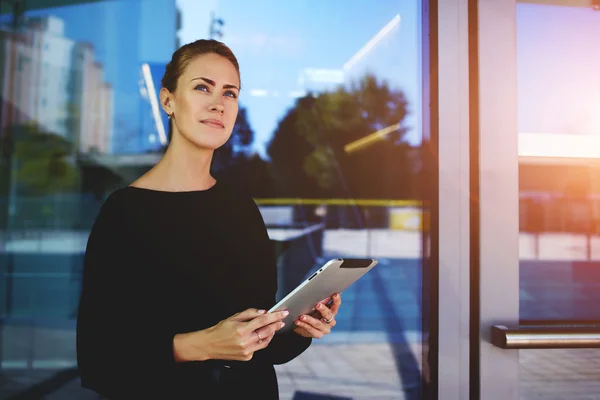 Geschäftsfrau mit Touchpad — Stockfoto