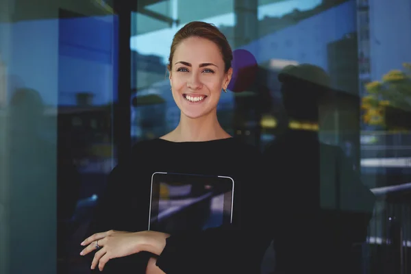 Junge Geschäftsfrau mit Touchpad — Stockfoto
