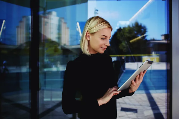 Ung affärskvinna arbetande på touchpad — Stockfoto
