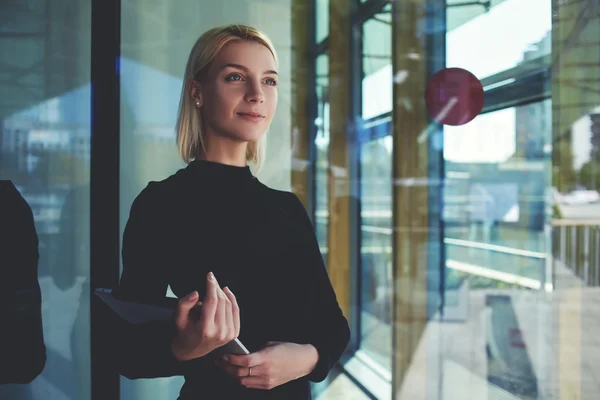 Affärskvinna med pekplatta — Stockfoto