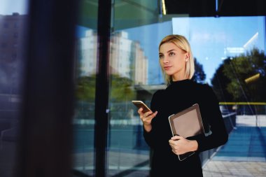 Genç işkadını holding cep telefonu