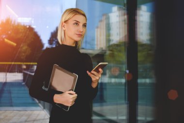 Genç işkadını holding cep telefonu
