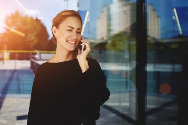 Mobil telefonda konuşurken gülümseyen iş kadını