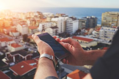 Cep telefonu holding erkek eller