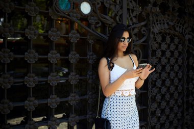 Kadın kısa mesaj okuyor