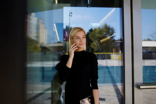 Jovem empresária conversando no telefone móvel — Fotografia de Stock