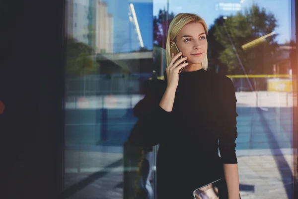 Joven empresaria hablando por teléfono móvil — Foto de Stock