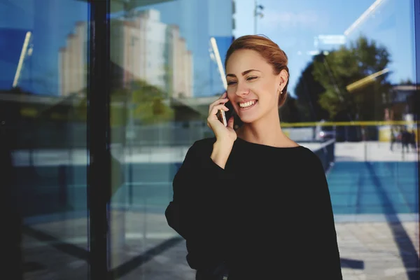 Mulher de negócios sorrindo falando no telefone celular — Fotografia de Stock