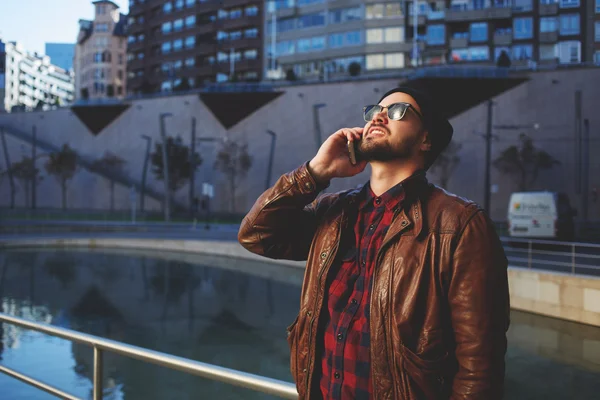 Hipster guy talking on mobile phone — Stock Photo, Image