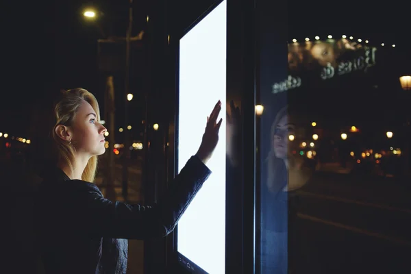 Woman tourist using modern digital display — Stockfoto