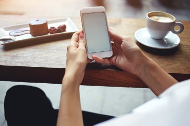 Cep telefonu tutan kadın eller