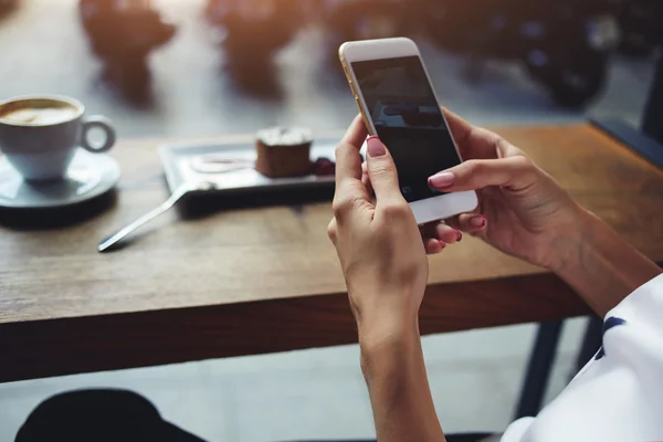 Sejt telefon tartó női kezek — Stock Fotó