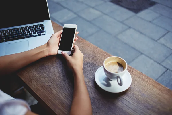 Vrouwelijke handen met mobiele telefoon — Stockfoto