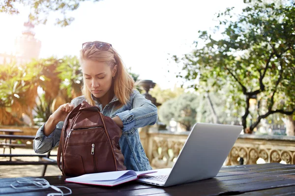 Hipster girl looking for something in bag — Stok fotoğraf