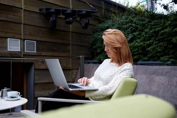 Donna con netbook aperto sulle ginocchia — Foto Stock