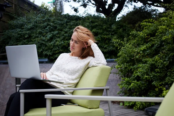 Kobieta ogląda film na laptopie — Zdjęcie stockowe