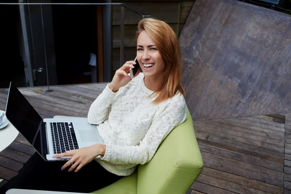 Kvinne har hørt gode nyheter på telefon – stockfoto