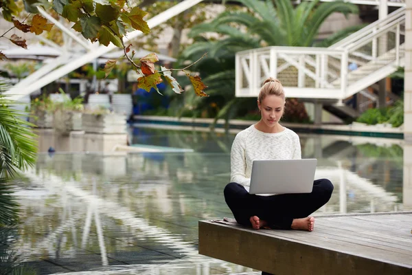 Mujer comprobación de correo electrónico en netbook — Foto de Stock