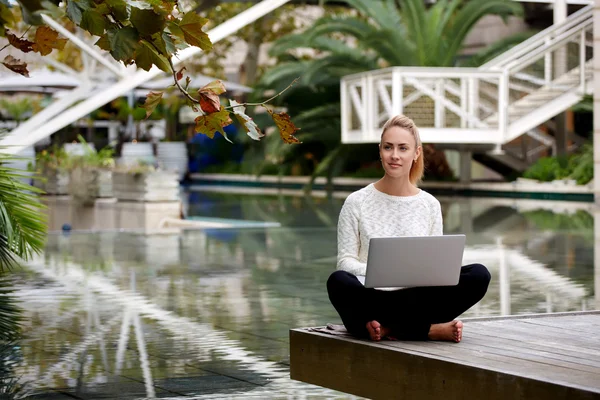 Woman checking email on netbook — 스톡 사진