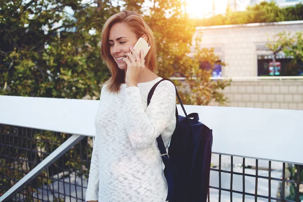 Nő beszél mobiltelefon — Stock Fotó