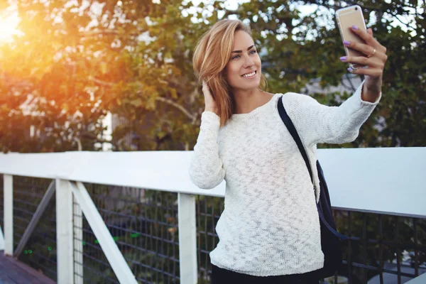 携帯電話で写真を作る女性 — ストック写真