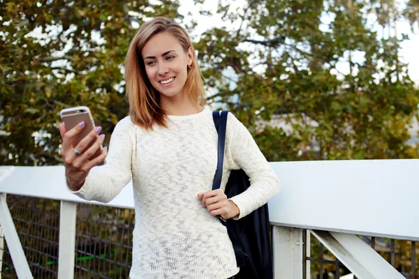 Woman making photo via smart phone — Stock Photo, Image