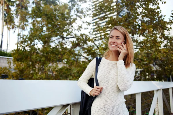 Mujer teniendo conversación por teléfono —  Fotos de Stock