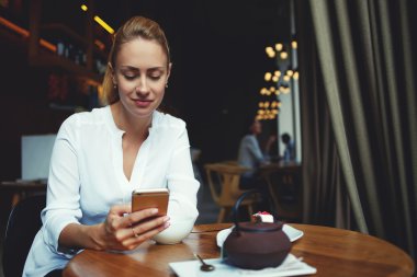 woman reading via mobile phone