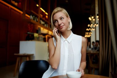 İş kadını cep telefonuyla konuşuyor