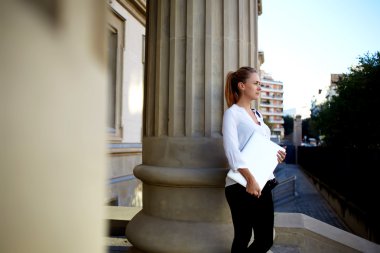 kadın holding netbook kapalı