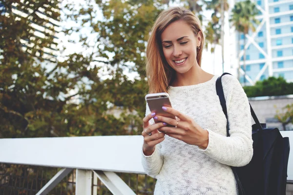 Hipster ragazza leggere il messaggio di testo — Foto Stock