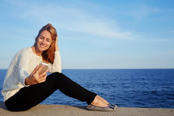 Mujer dispara vídeo a través del teléfono celular — Foto de Stock