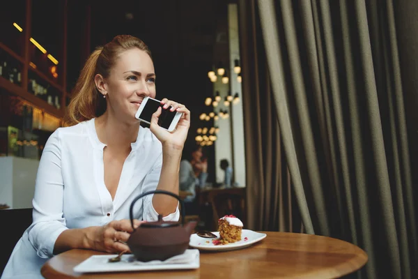 Woman with mobile phone — Stock Photo, Image